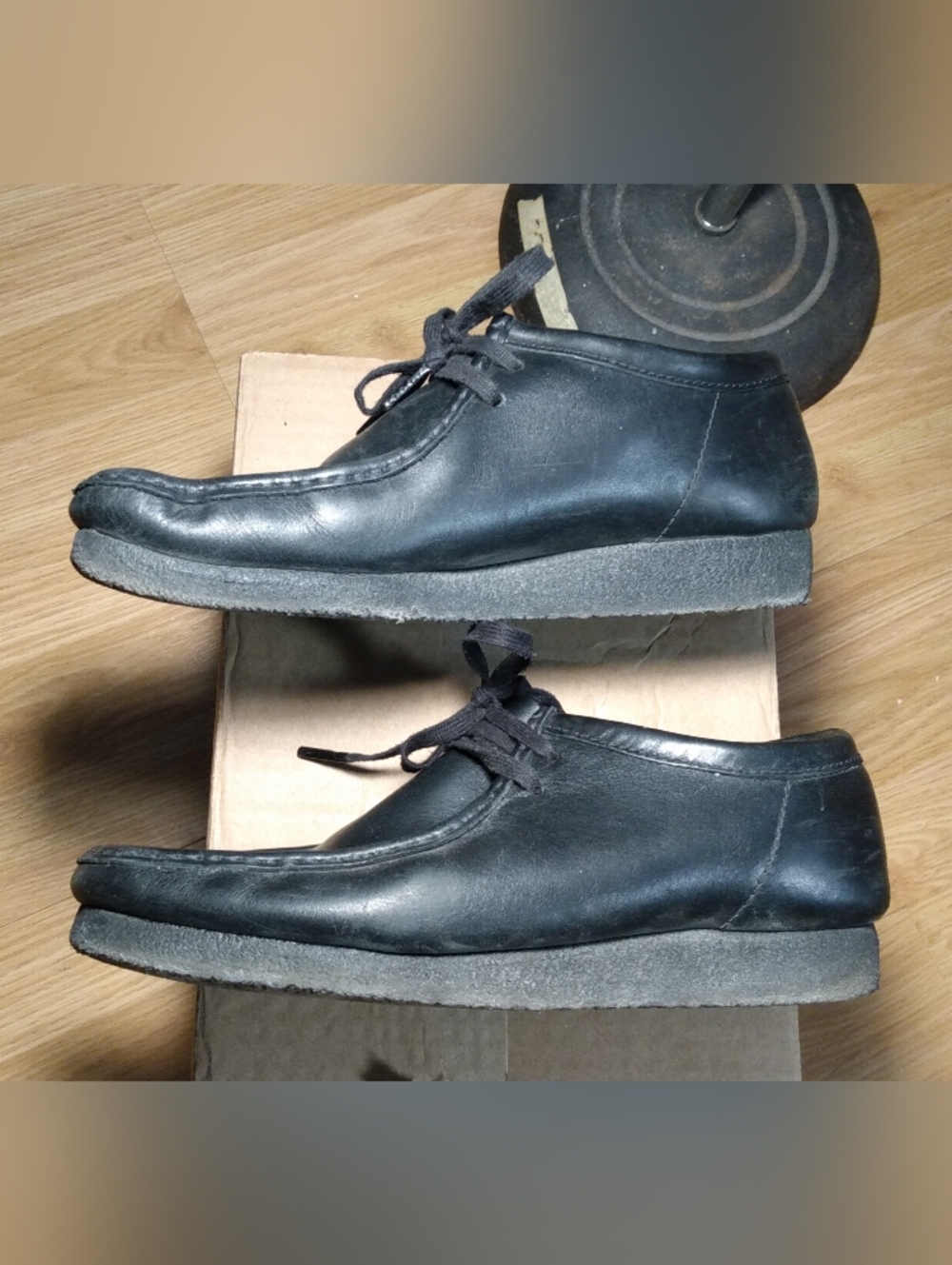 CLARKS Black Leather Low Cut Gum Sole Wallabee Casual Shoes - Men's 10.5